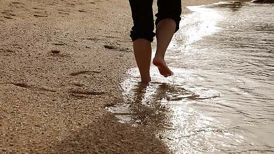 海南棋子湾漫步走在沙滩上拍打的海浪海水视频的预览图