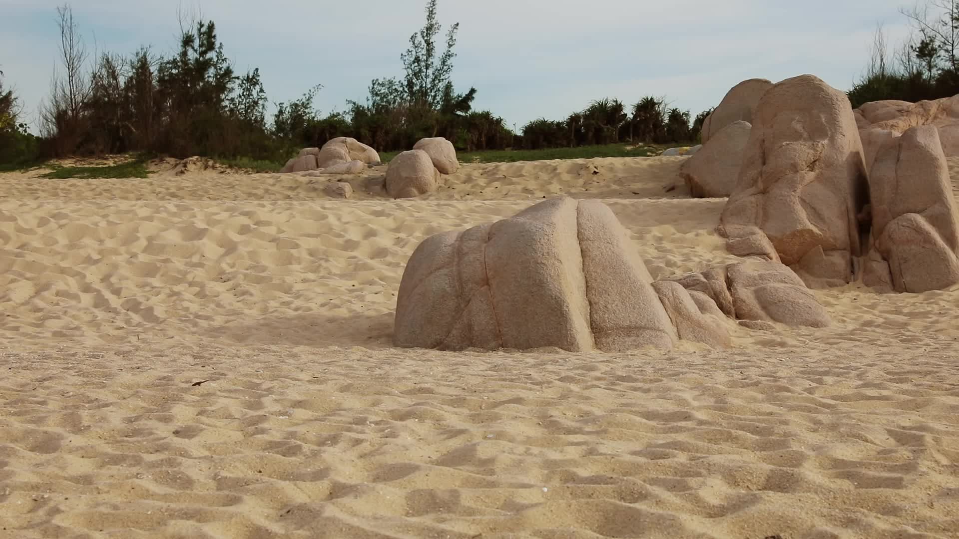海南棋子湾蓝天沙滩海滩石头沙堆景观实拍视频的预览图