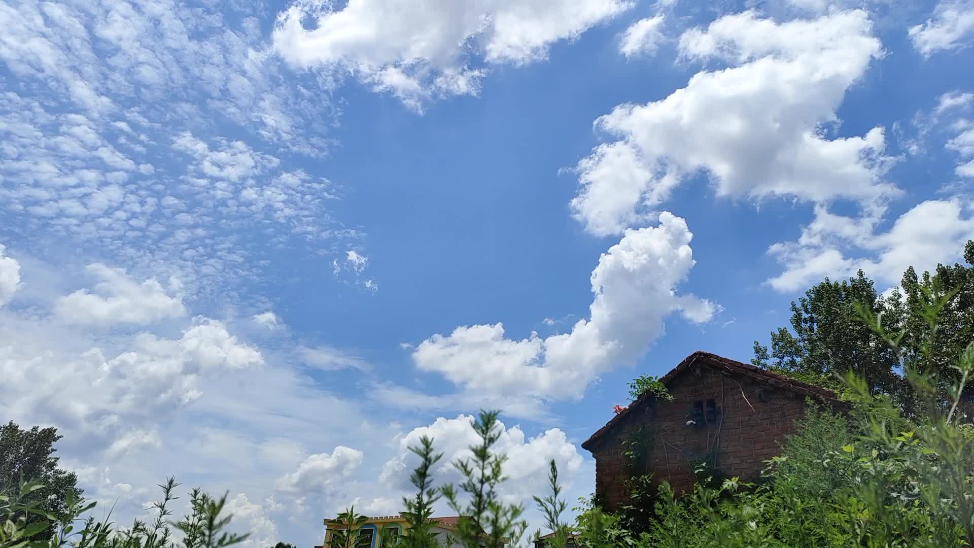 延时摄影土房子蓝天白云视频的预览图