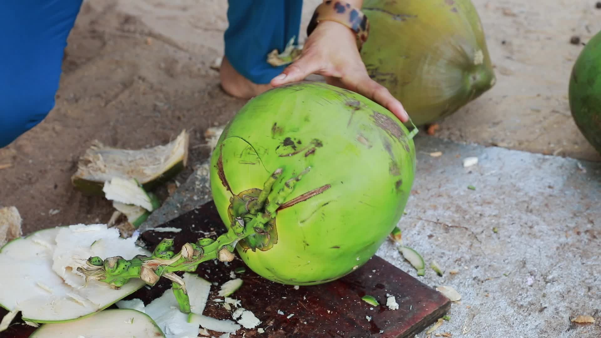 海南开椰子椰青新鲜美味近镜实拍视频的预览图