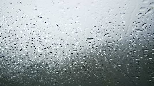 实拍车窗外雨滴滴水视频的预览图