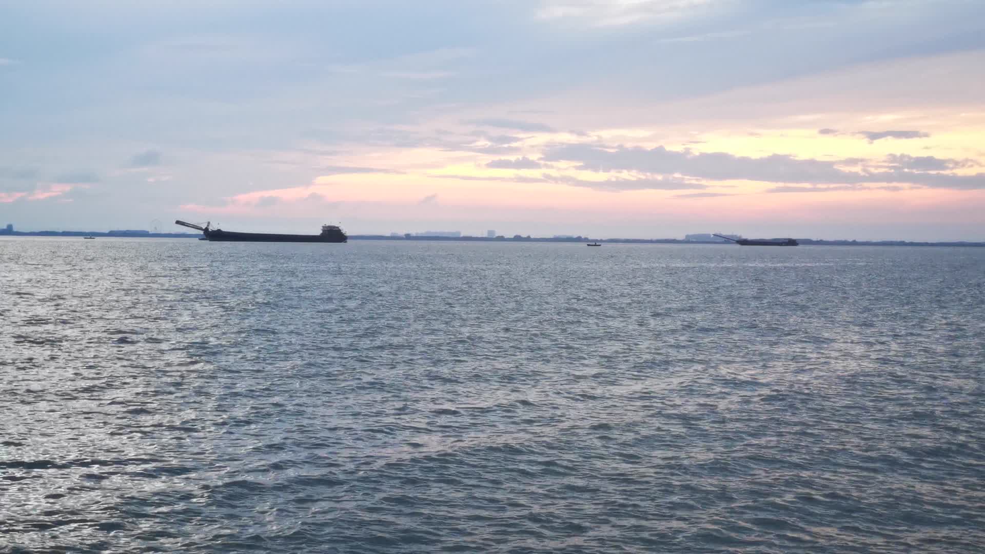 实拍夕阳下大海游船划过视频的预览图