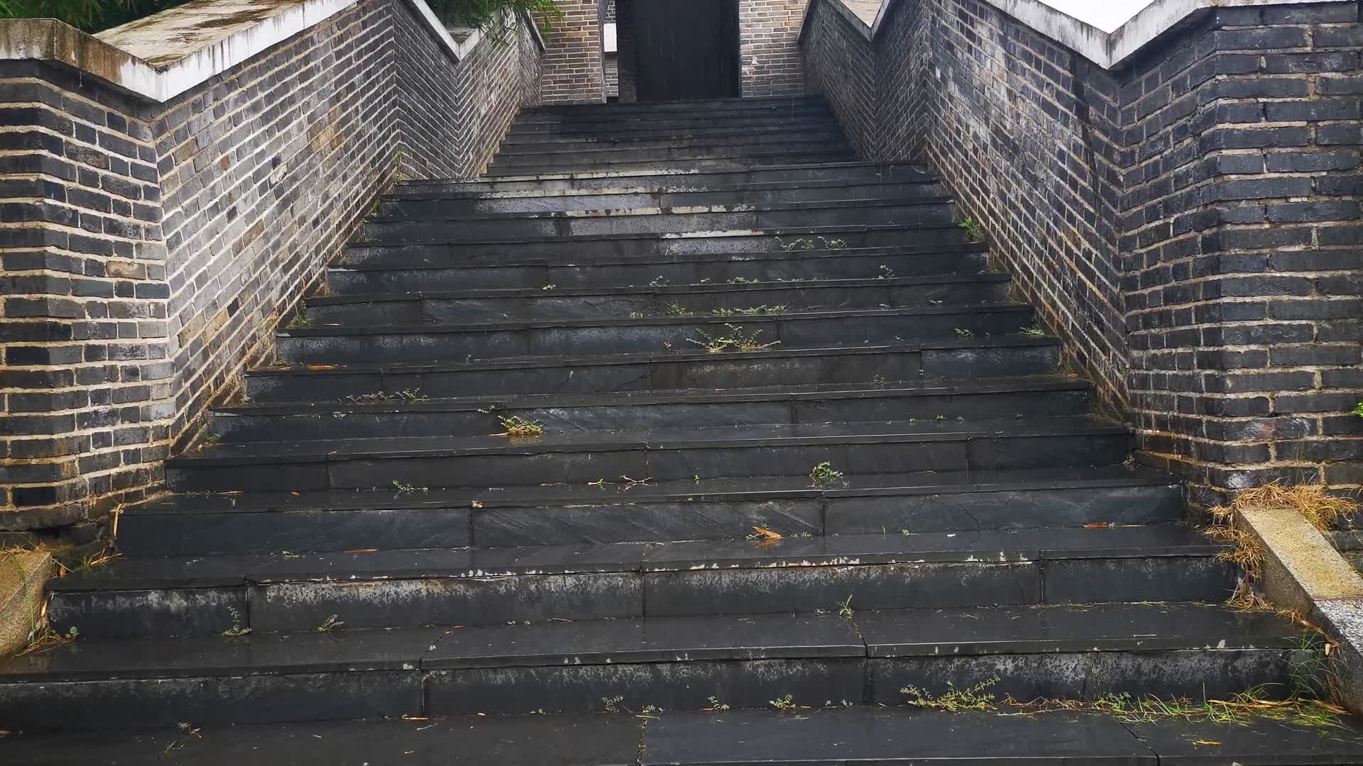 雨天石板台阶行人行走视频的预览图