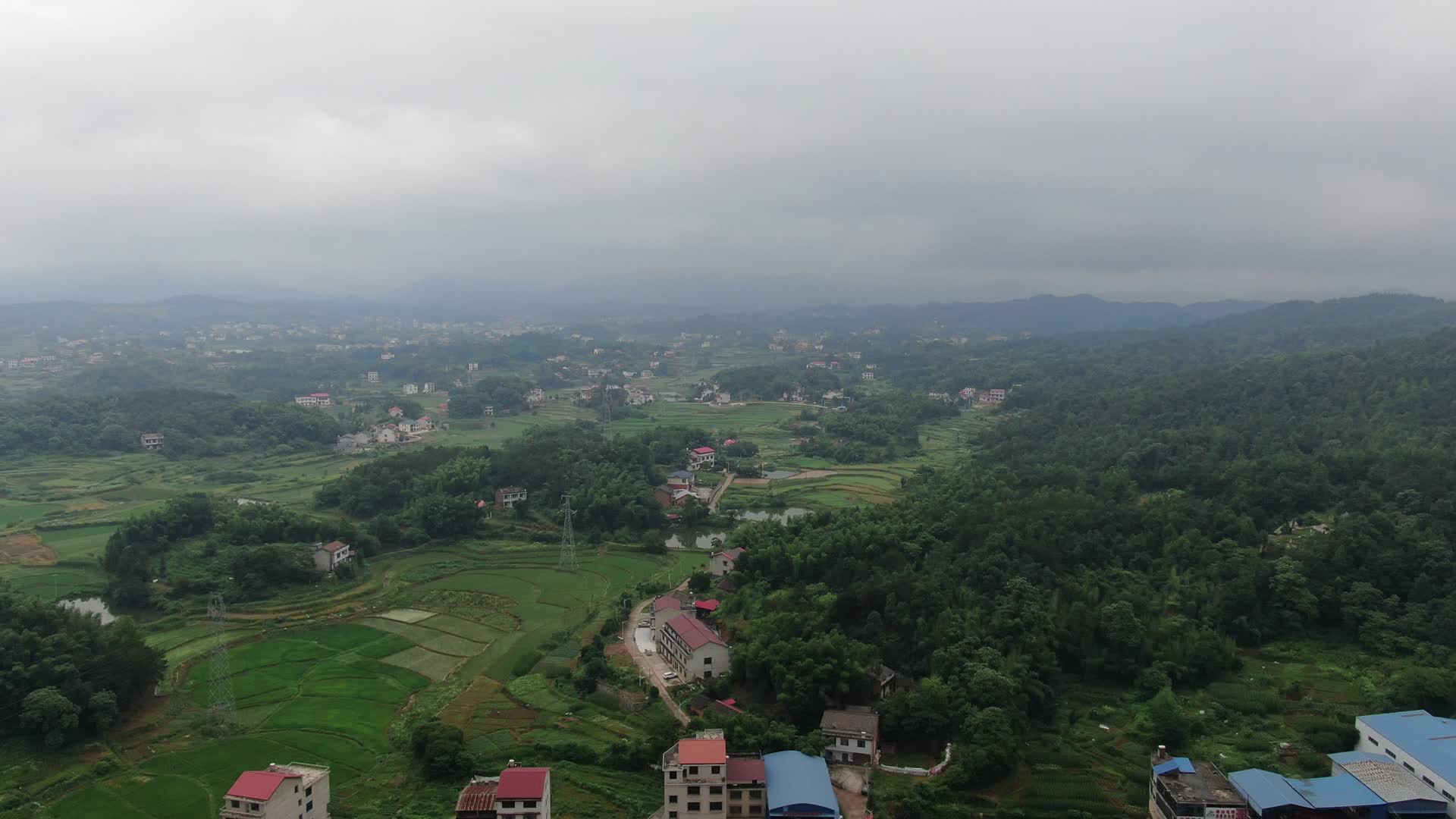 航拍云雾缭绕的美丽乡村视频的预览图