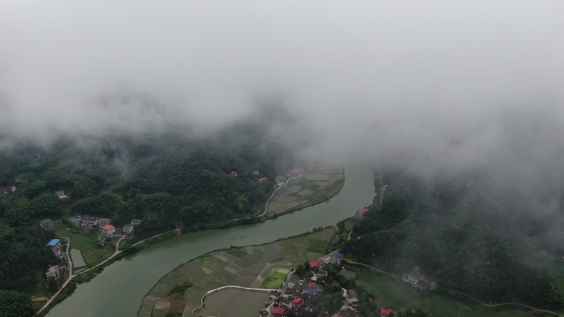 航拍云雾缭绕的美丽乡村视频的预览图
