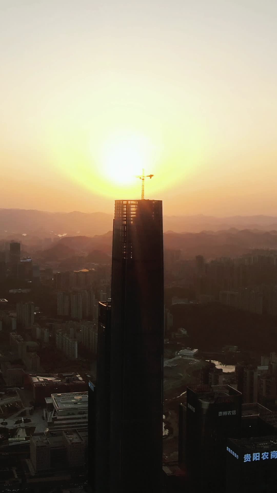 城市航拍高楼吊塔日落视频的预览图