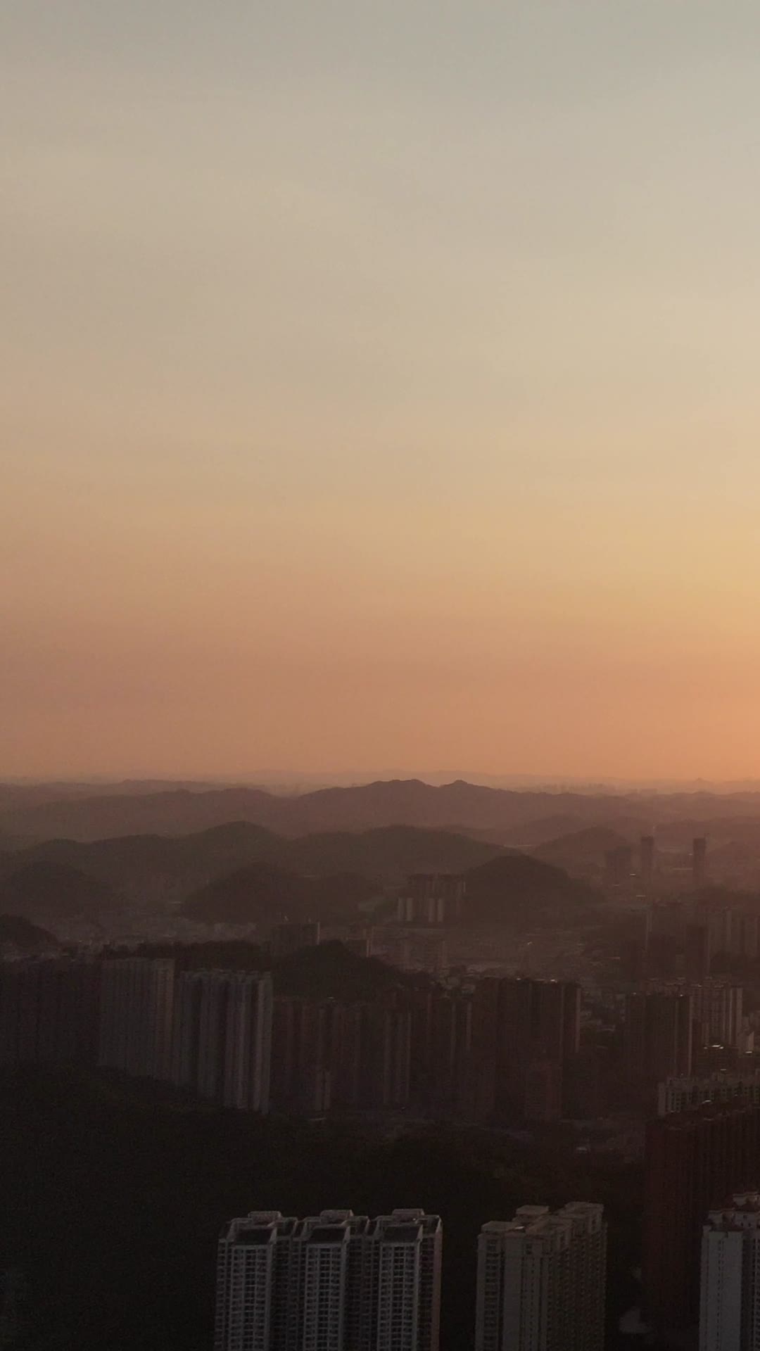 城市航拍清晨迷雾日出竖屏航拍视频的预览图