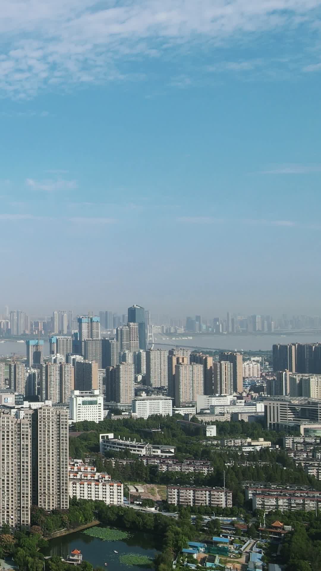 城市航拍湖北武汉城市高楼建筑竖屏视频的预览图