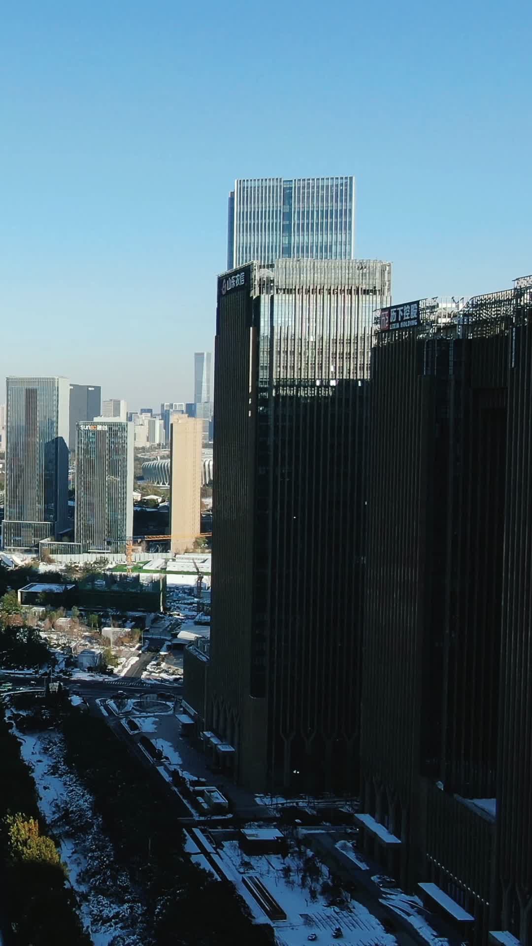 城市航拍济南金融中心竖屏航拍视频的预览图