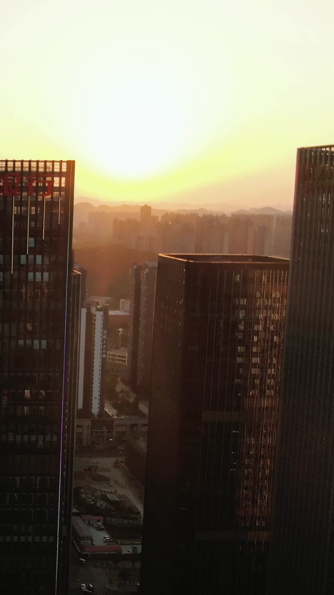 城市航拍贵阳金融中心日落彩霞竖屏视频的预览图
