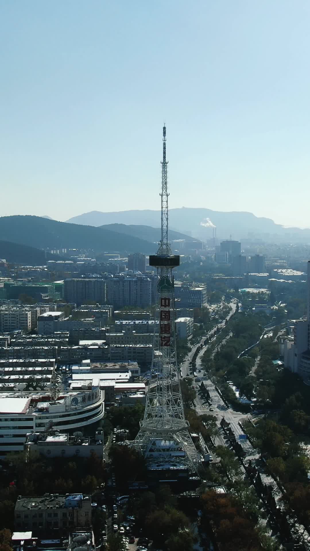 城市航拍济南电视塔竖屏航拍视频的预览图