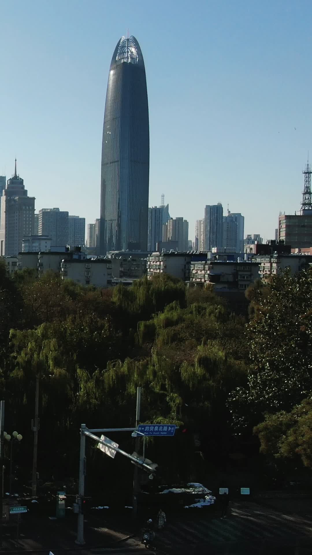 城市航拍济南世贸大厦竖屏航拍视频的预览图