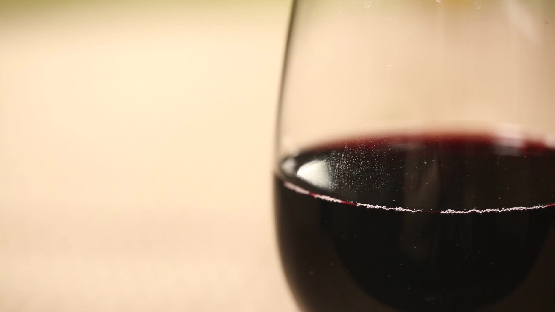 镜头合集玻璃杯红酒杯倒红酒视频的预览图