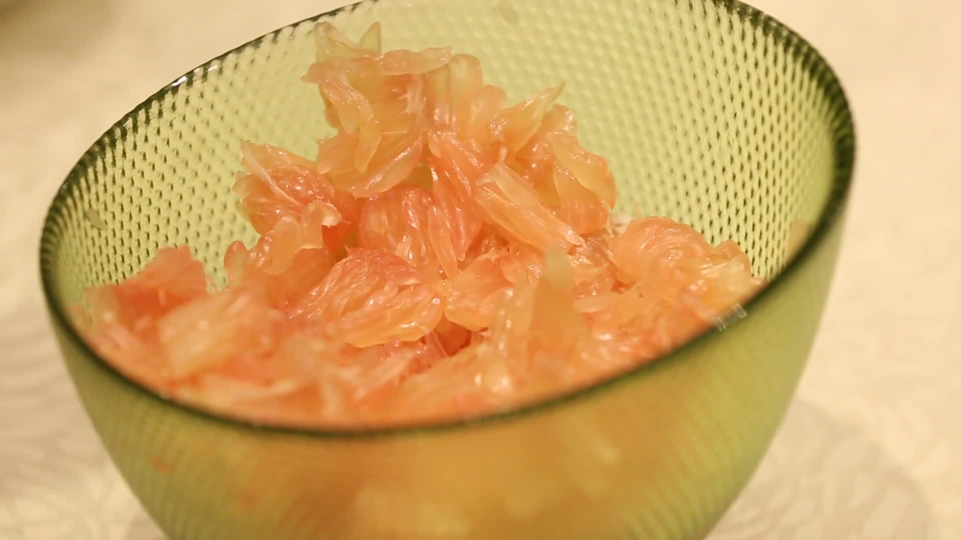镜头合集厨师剥红心柚子肉视频的预览图