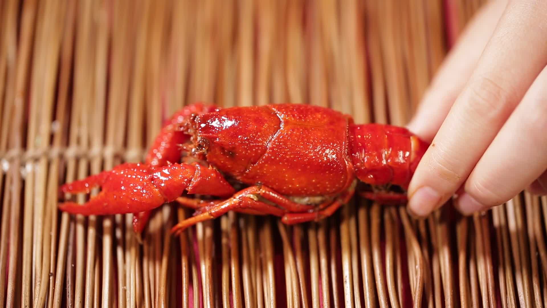 镜头合集剥出的小龙虾肉虾黄虾尾视频的预览图