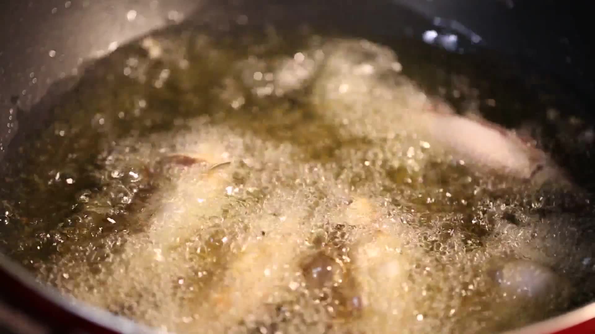 镜头合集沸腾油锅炸鱼视频的预览图