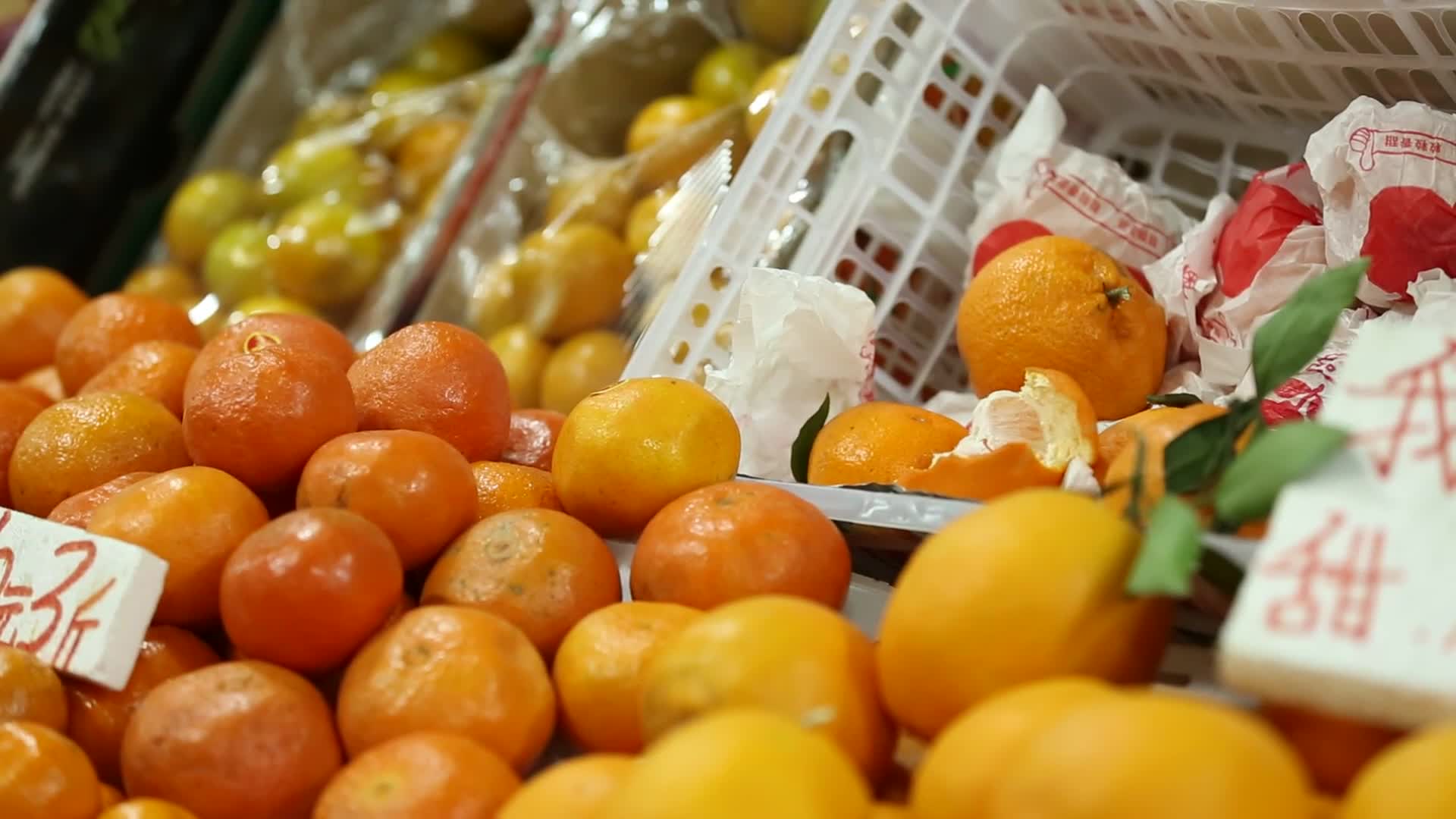 镜头合集菜市场卖水果柚子橙子视频的预览图