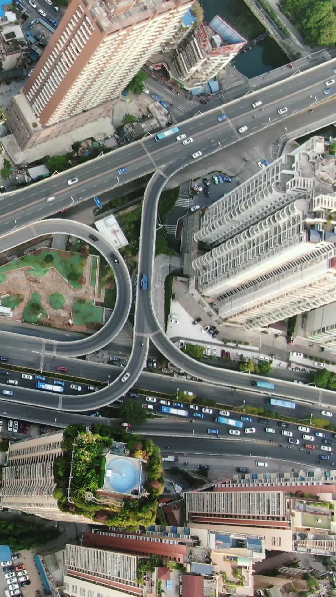 城市航拍贵阳花果园立交桥交通竖屏视频的预览图