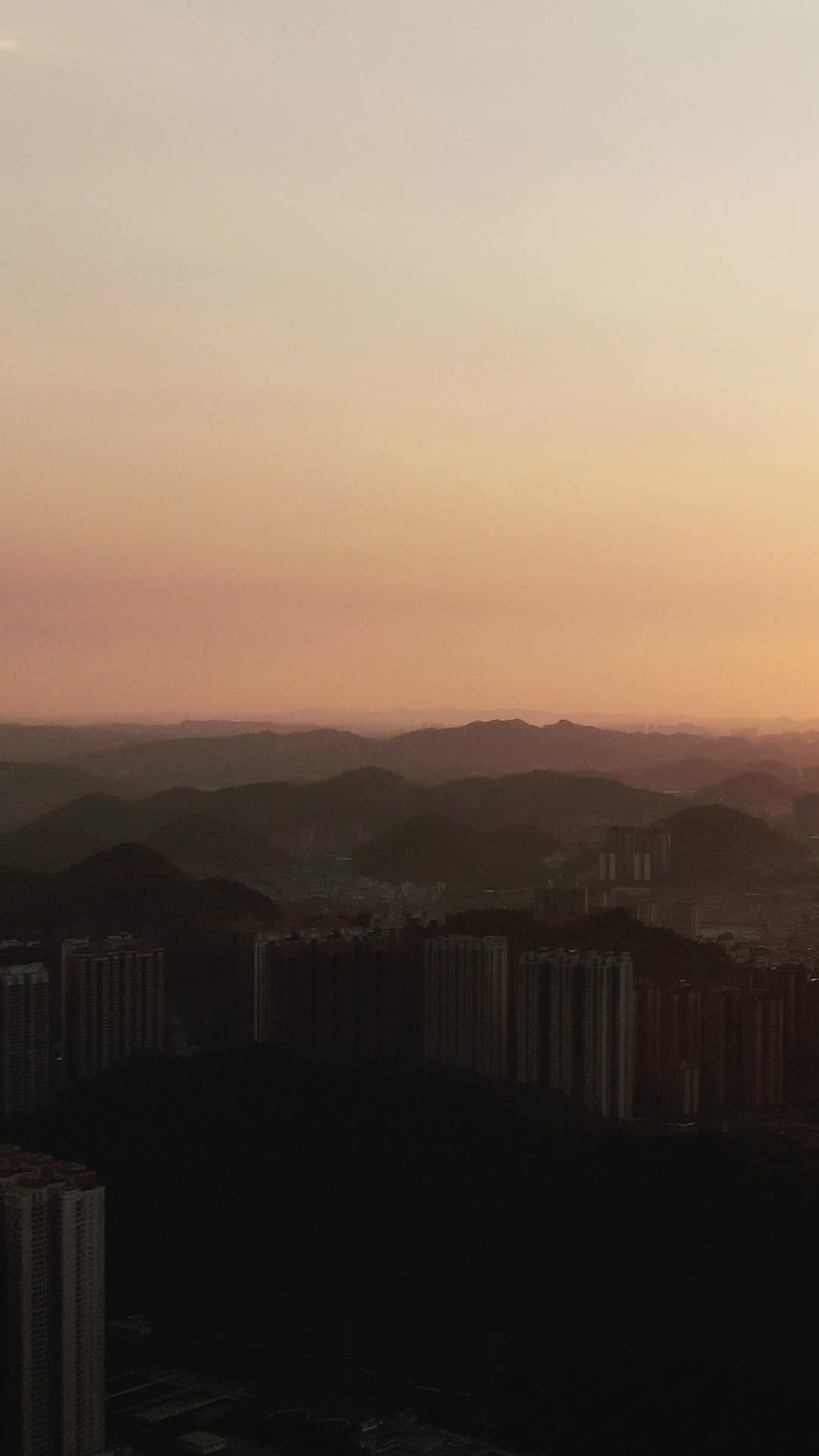 城市航拍高楼日落晚霞竖屏视频的预览图