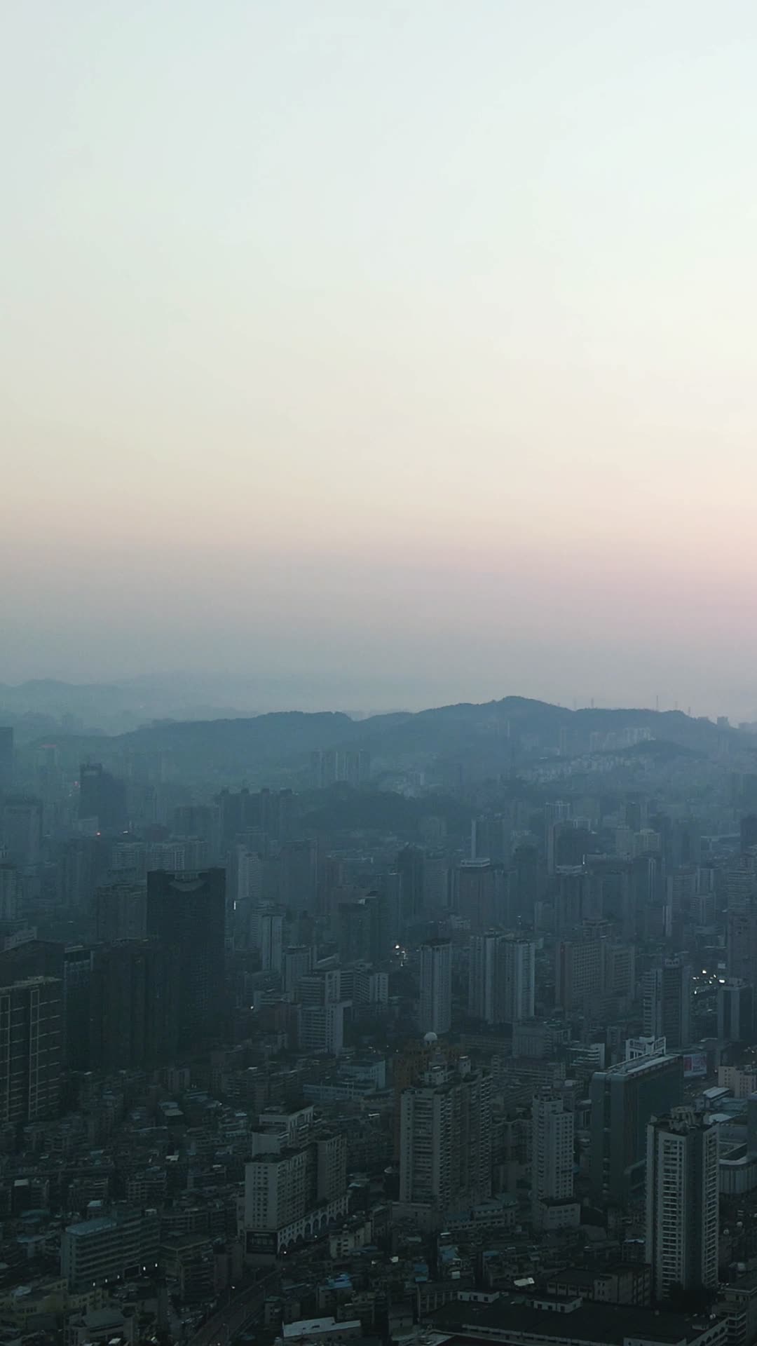 城市航拍清晨迷雾日出竖屏航拍视频的预览图