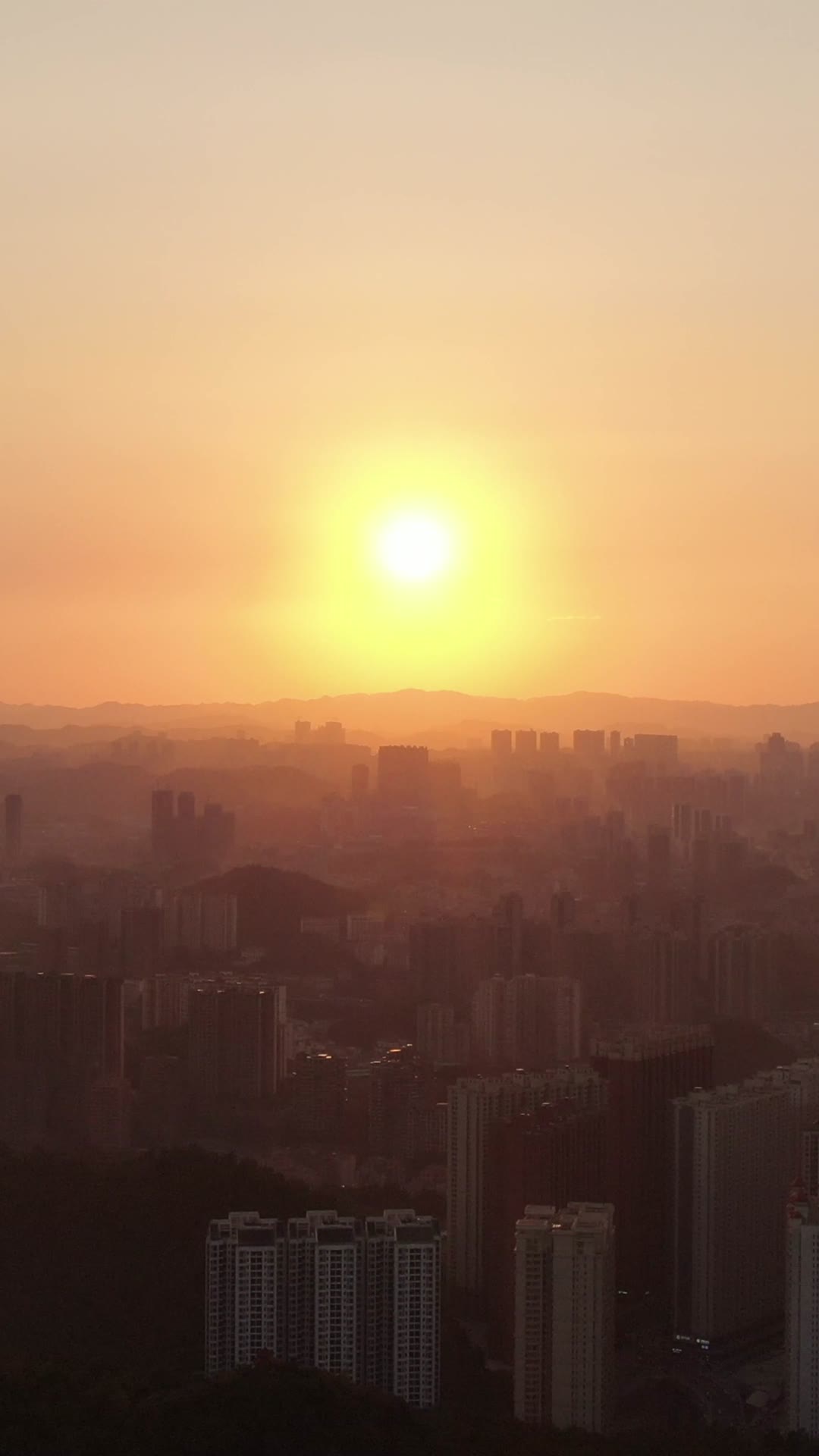 城市航拍高楼日落晚霞竖屏视频的预览图