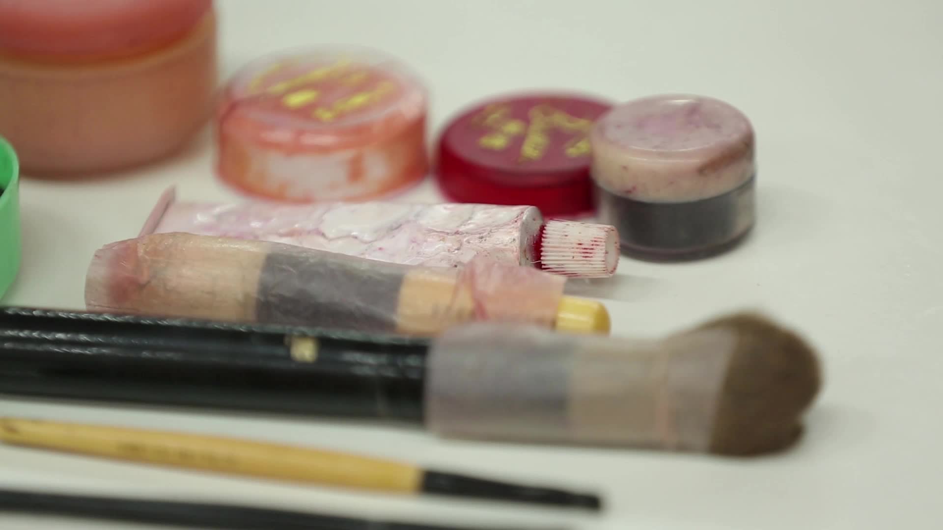 镜头合集京剧脸谱化妆用油彩视频的预览图