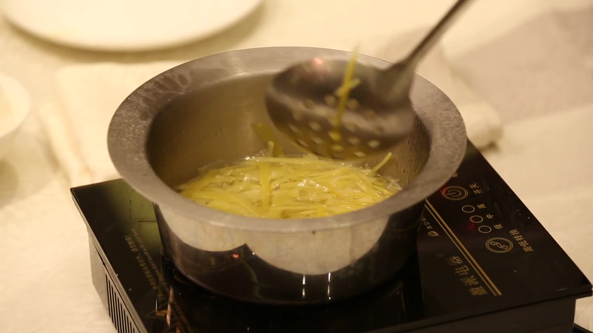 镜头合集果肉柚子皮煮制柚子茶视频的预览图