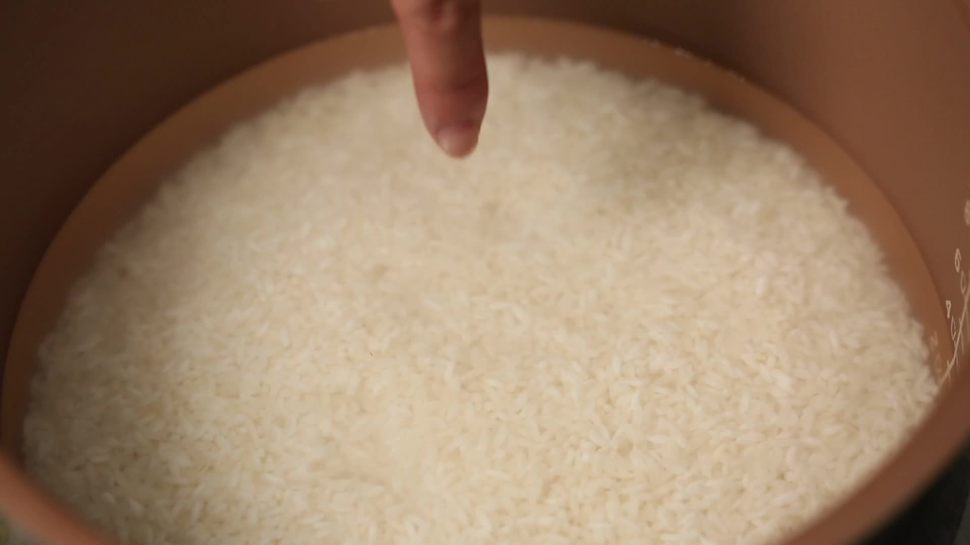 镜头合集高压锅焖米饭视频的预览图