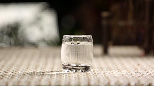 镜头合集高度白酒口杯玻璃杯倒酒视频的预览图