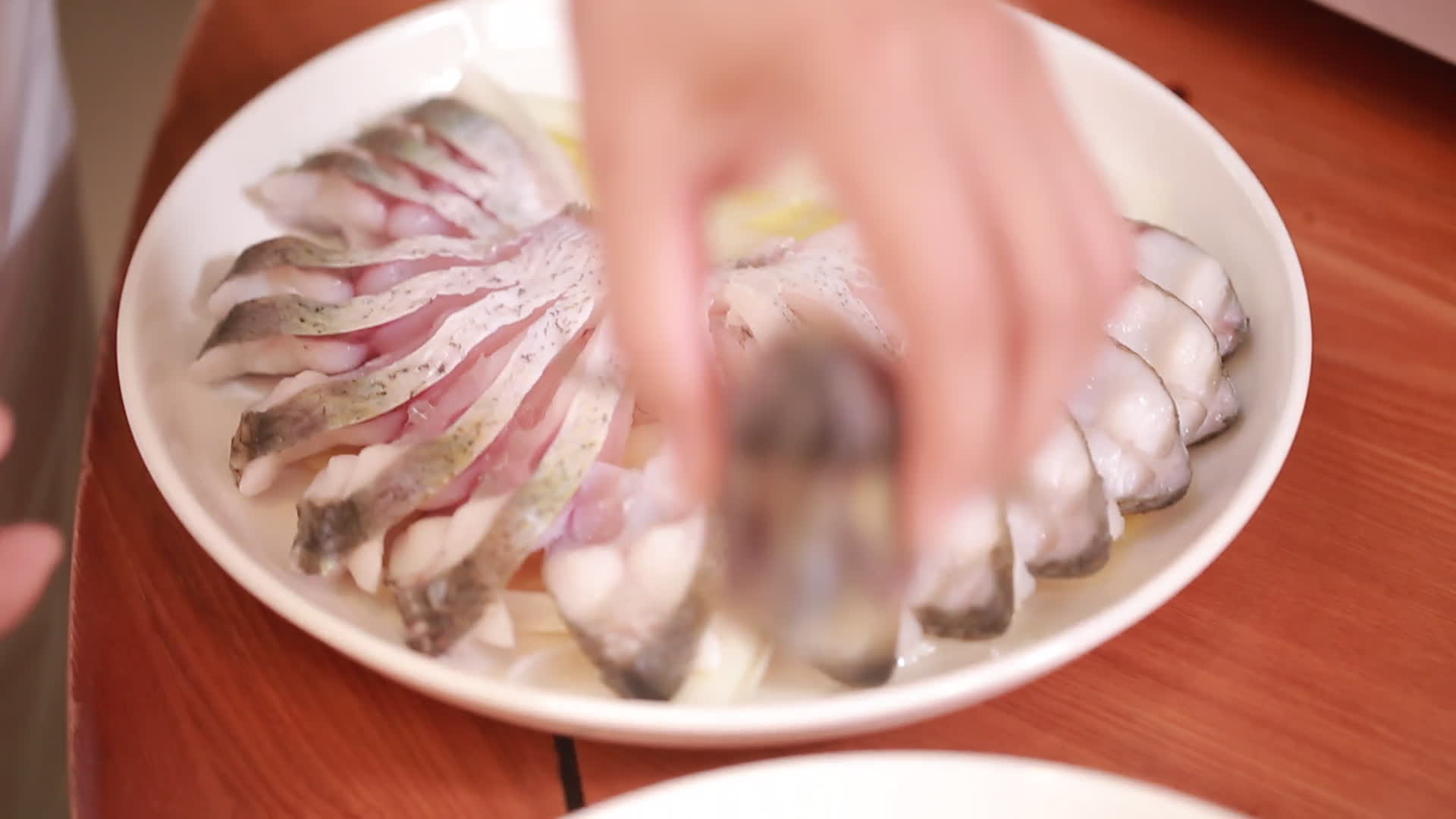 镜头合集蒸熟的鱼肉装盘视频的预览图