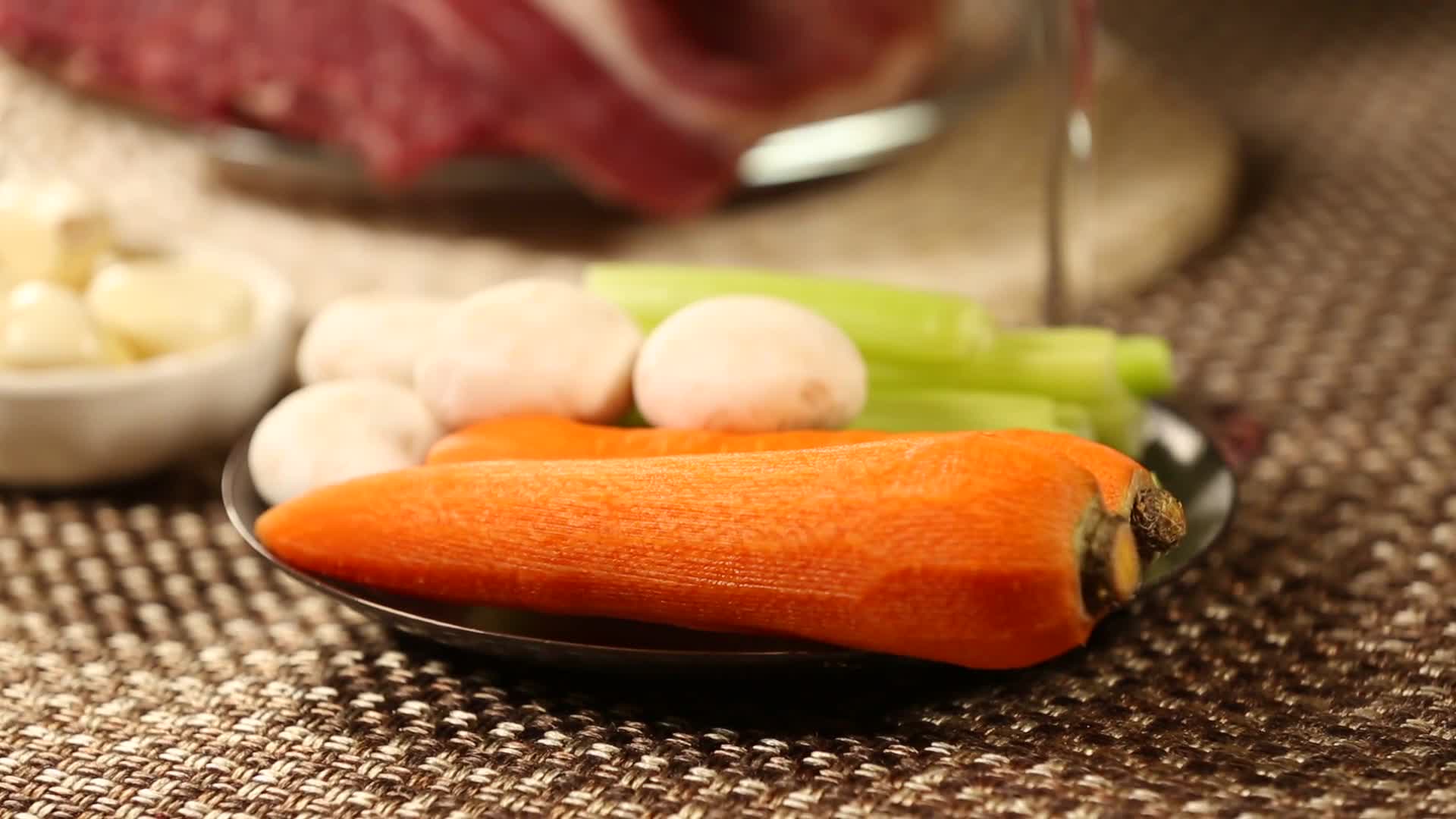 镜头合集洋葱口蘑胡萝卜芹菜各种蔬菜配菜视频的预览图