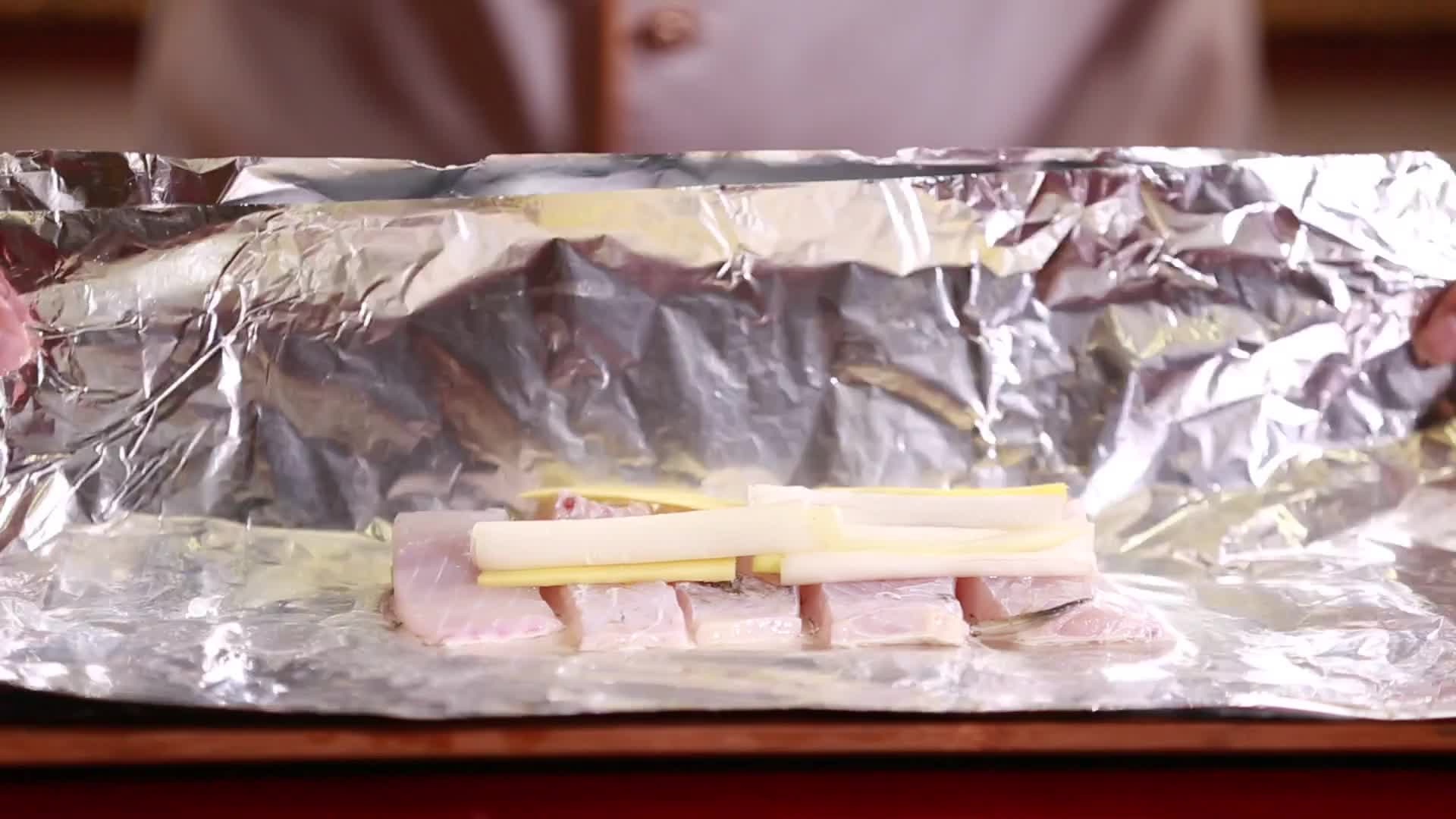 镜头合集锡纸包鱼肉烧烤视频的预览图