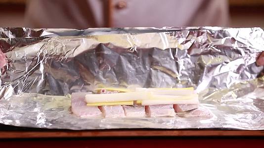 镜头合集锡纸包鱼肉烧烤视频的预览图