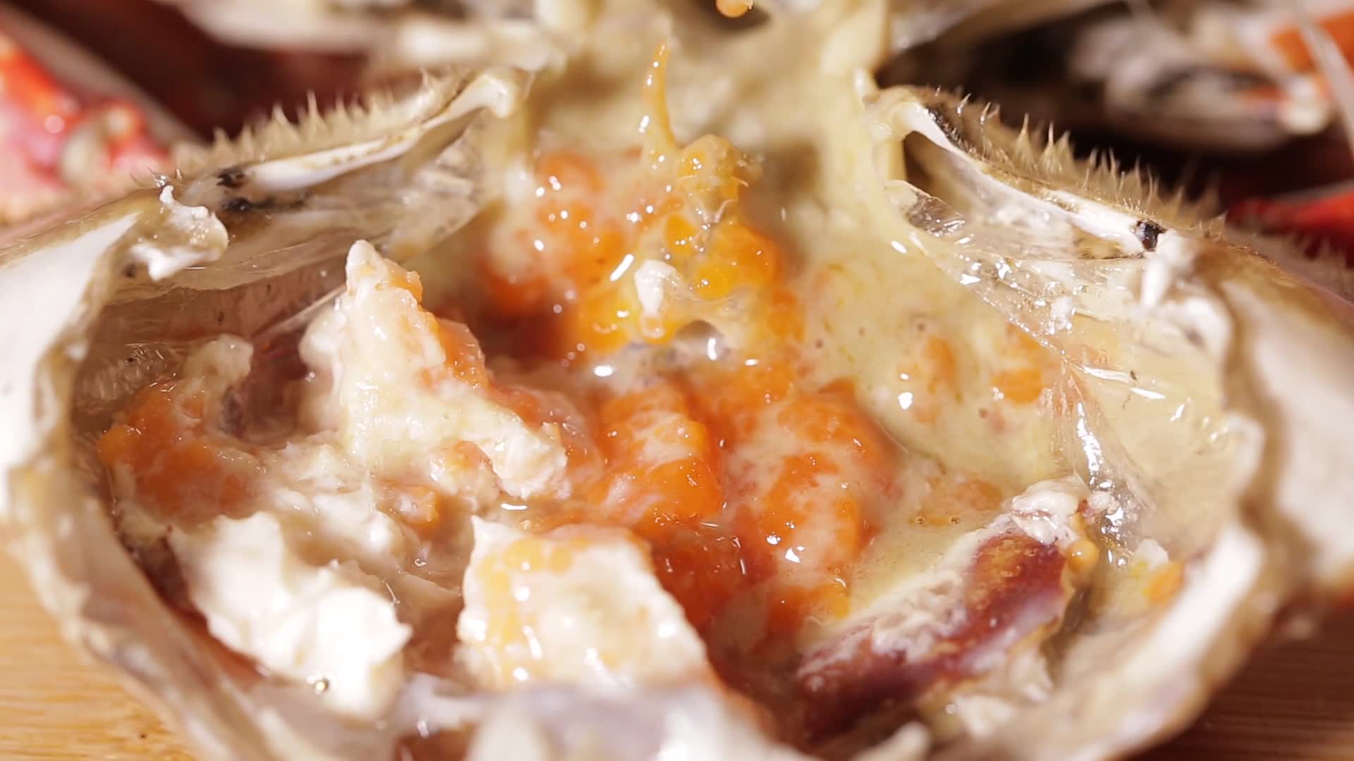 镜头合集蟹黄蟹肉蟹膏视频的预览图