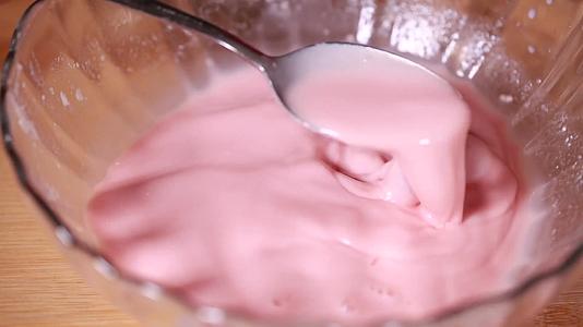 镜头合集甜品饮料草莓牛奶视频的预览图