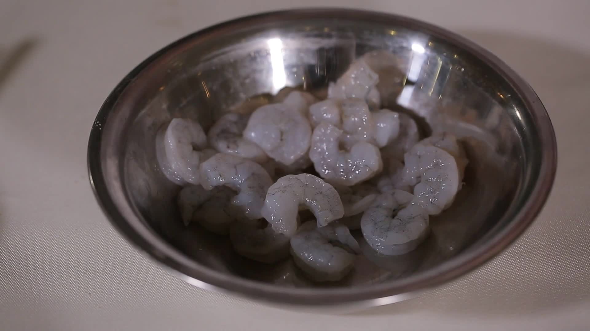 镜头合集腌制虾仁上浆视频的预览图