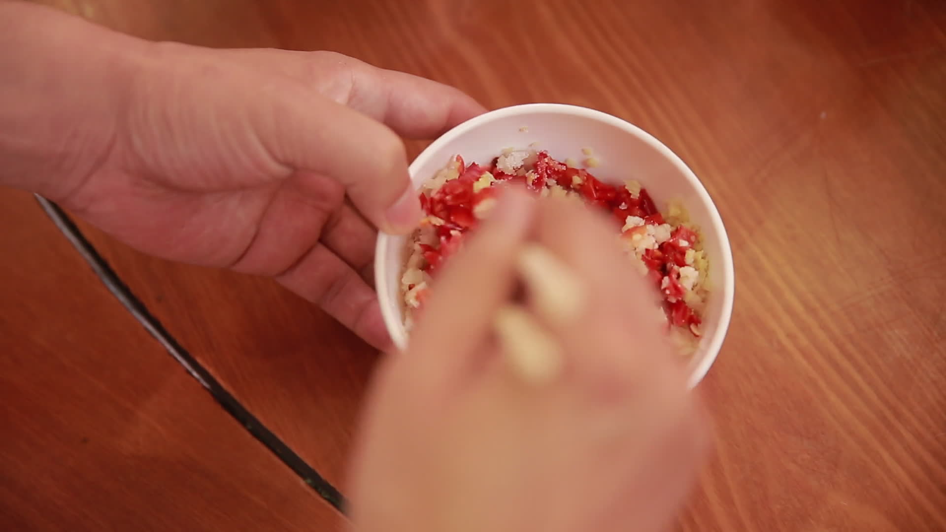 镜头合集葱姜水调配剁椒鱼头底料视频的预览图