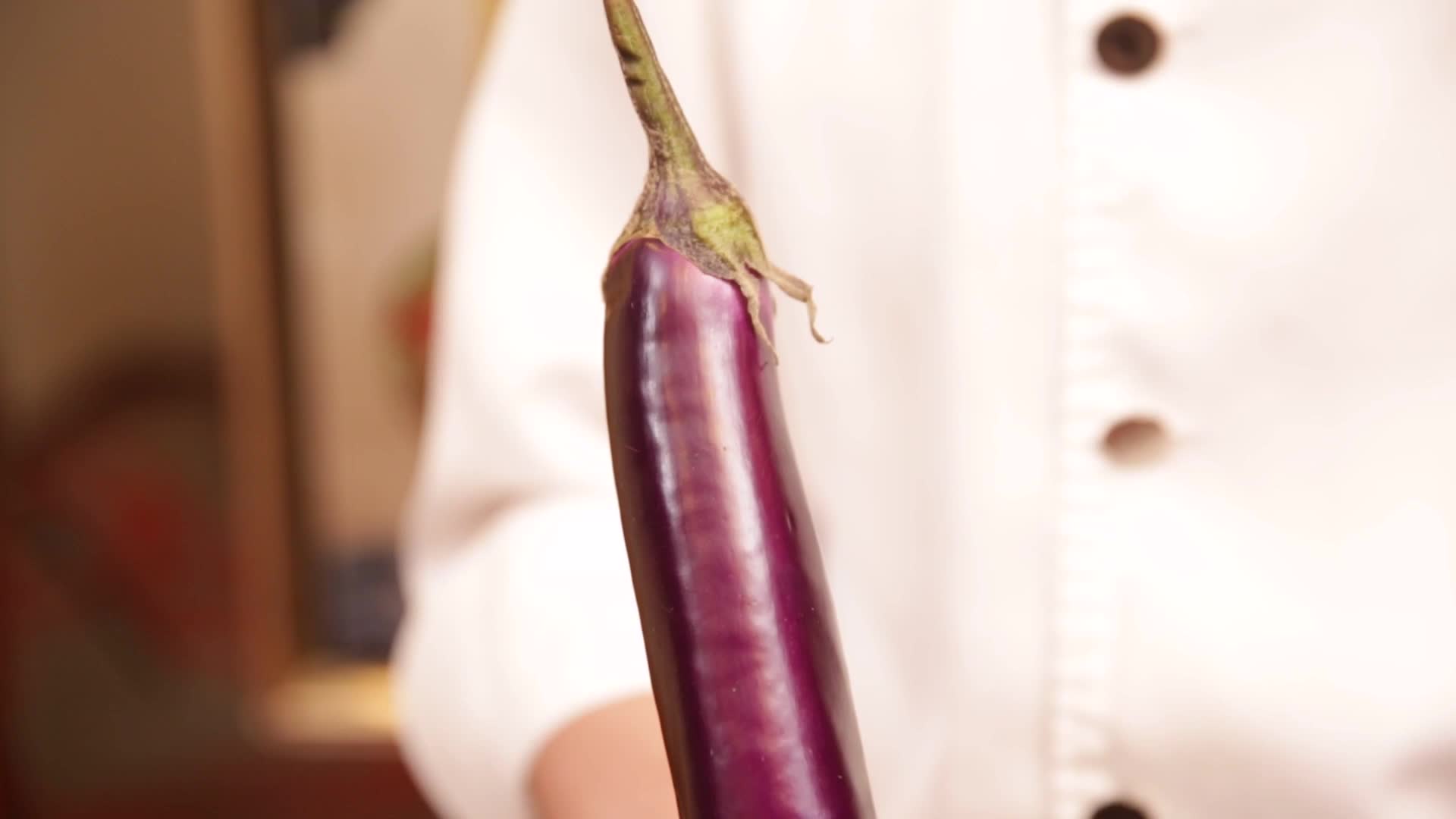 镜头合集厨师手里拿着两根茄子视频的预览图
