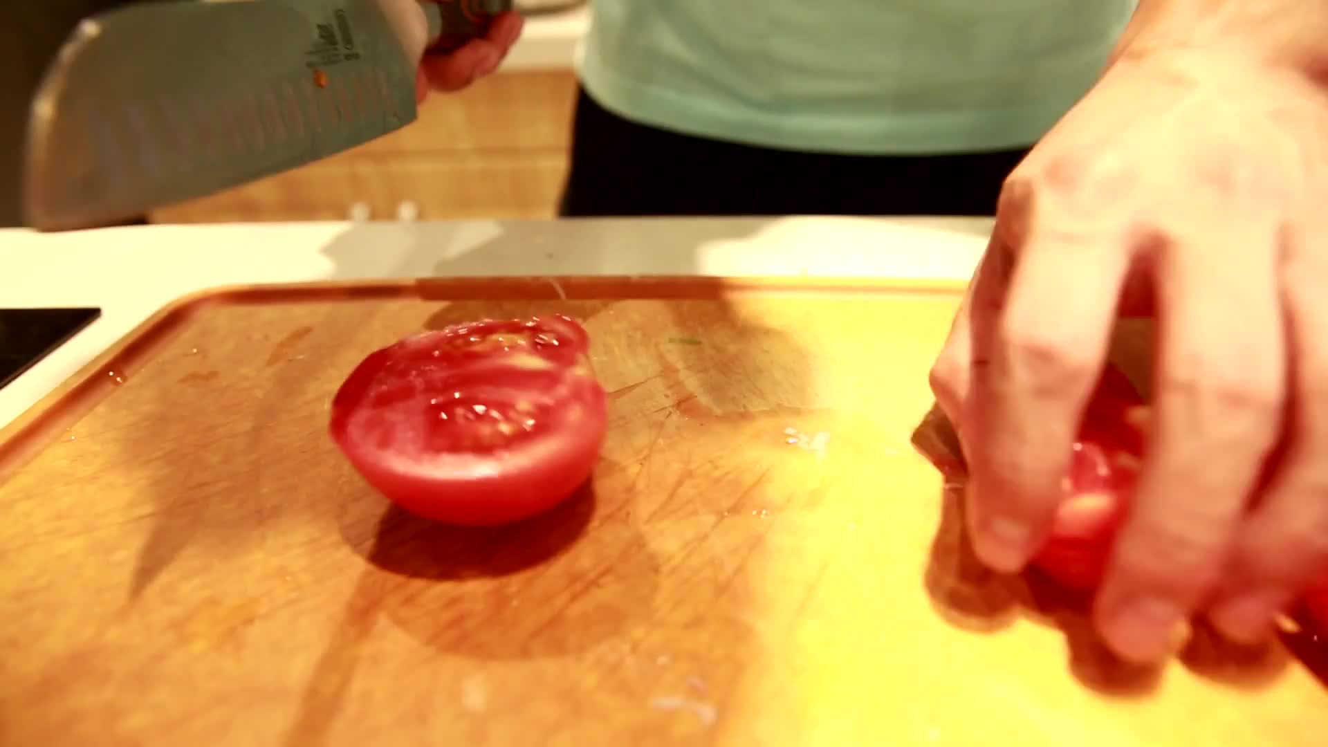 镜头合集菜刀切西红柿番茄视频的预览图