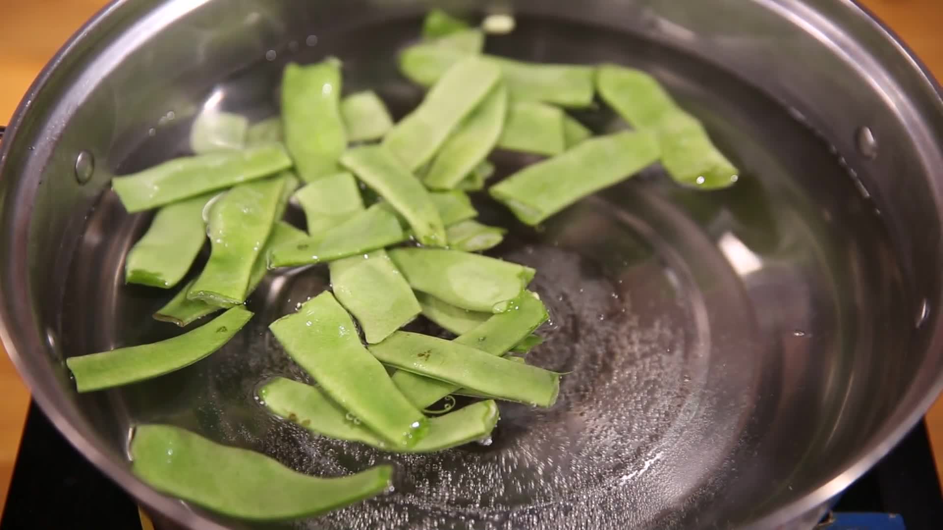 镜头合集沸水煮制扁豆去皂甙视频的预览图