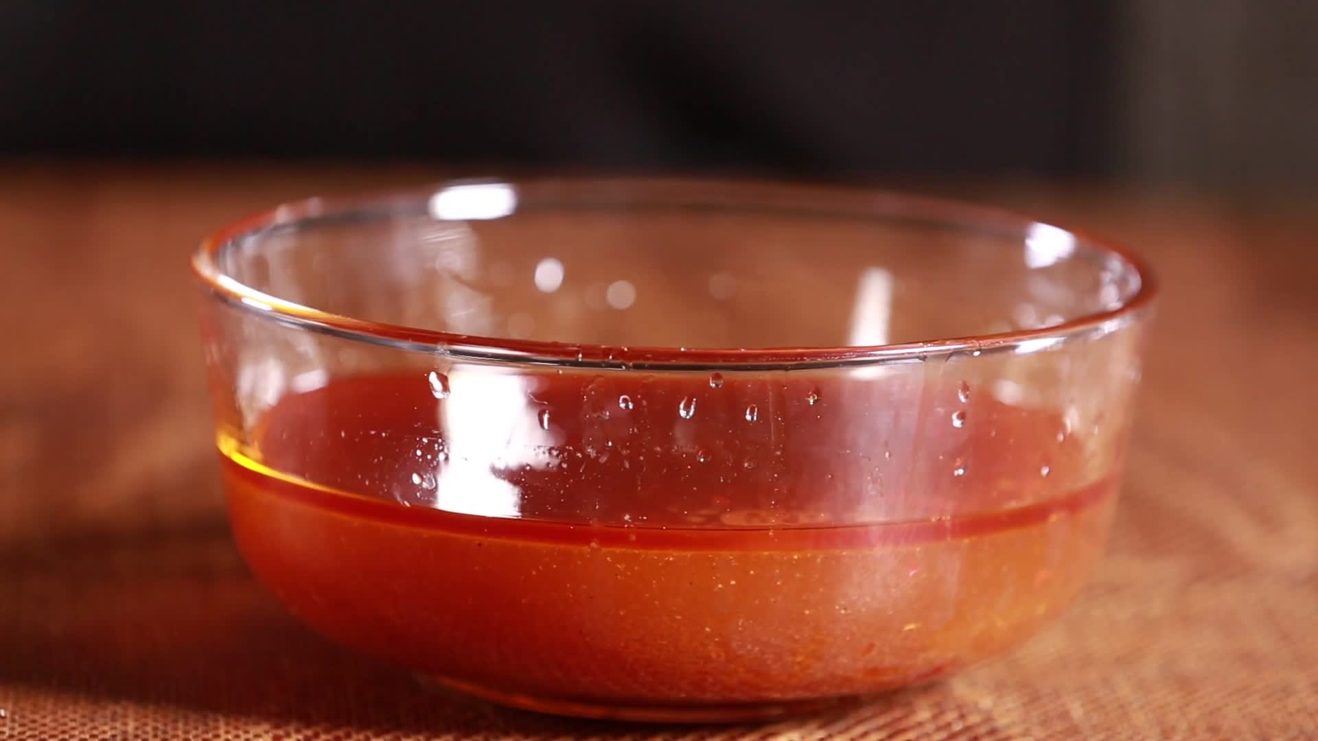 镜头合集玻璃碗收集炒菜里的油视频的预览图