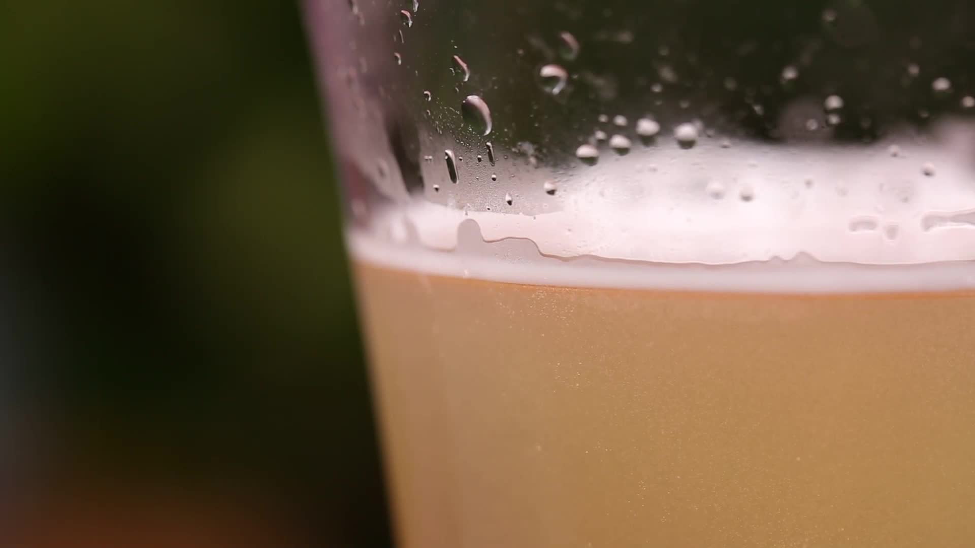 镜头合集冲泡果珍果汁饮品吸管玻璃杯视频的预览图