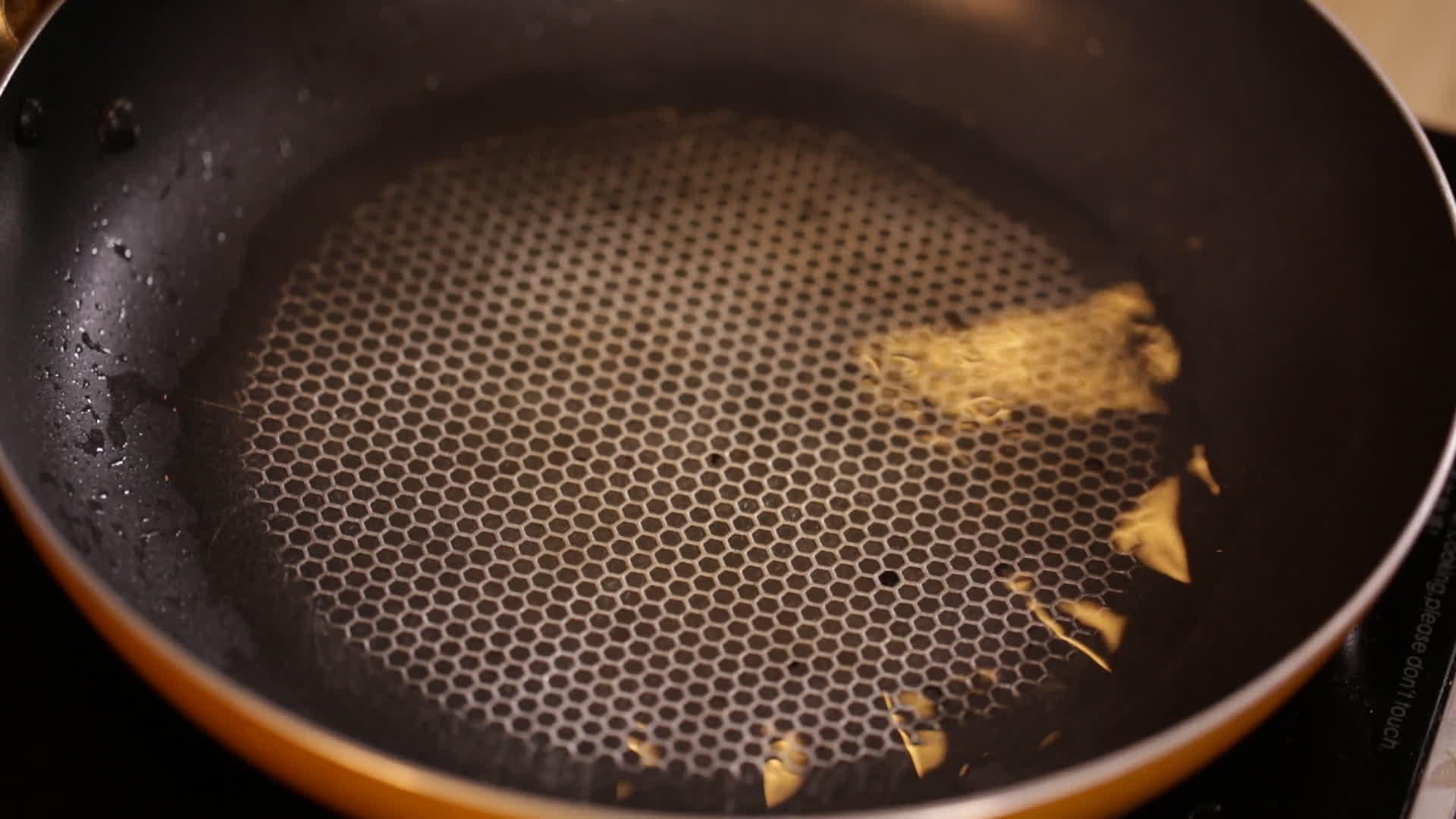 镜头合集不粘锅热锅凉油视频的预览图