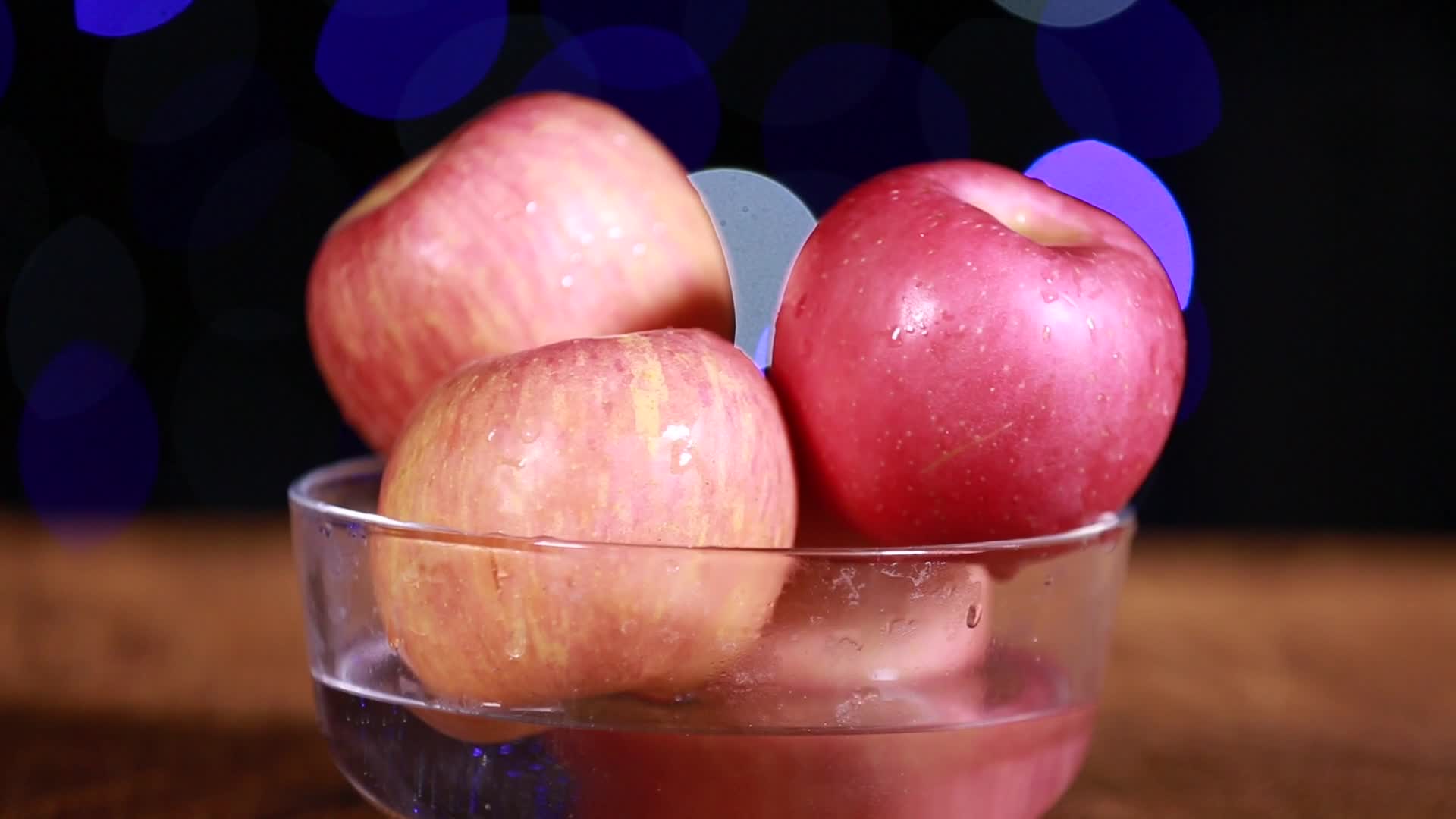 镜头合集玻璃碗放一碗苹果视频的预览图