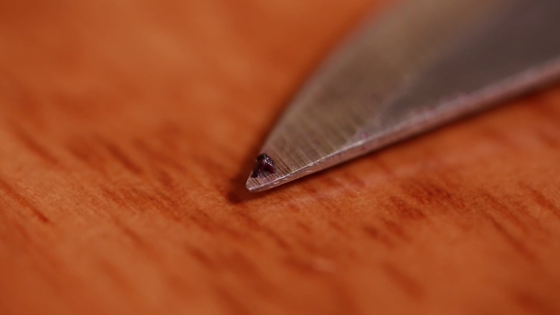 镜头合集刀尖刮下葡萄表面蚧壳虫卵视频的预览图