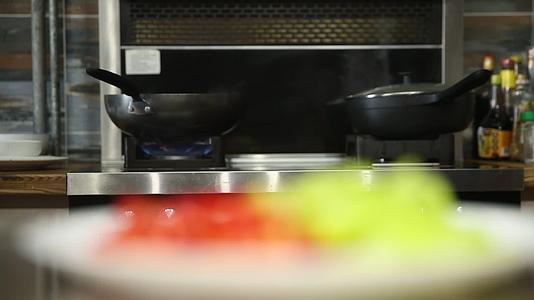 镜头合集厨师切青红椒视频的预览图
