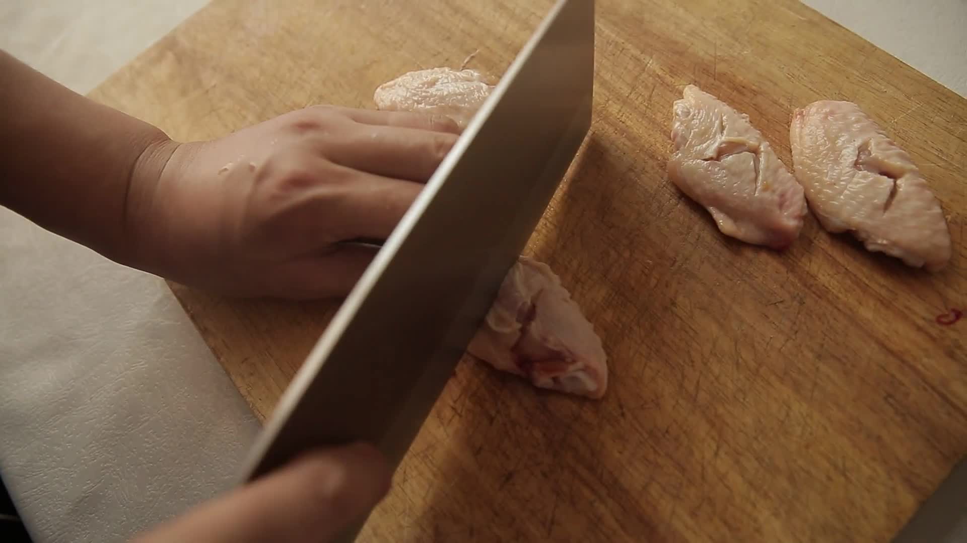 镜头合集鸡翅中打花刀腌制鸡翅入味视频的预览图