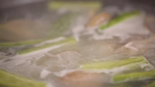 镜头合集蛤蜊丝瓜汤坐月子视频的预览图