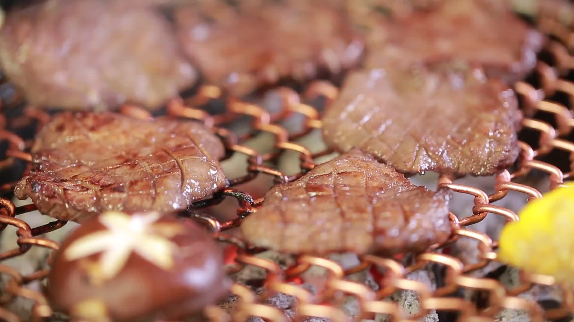 镜头合集韩式篦子烤肉炭火烧烤视频的预览图