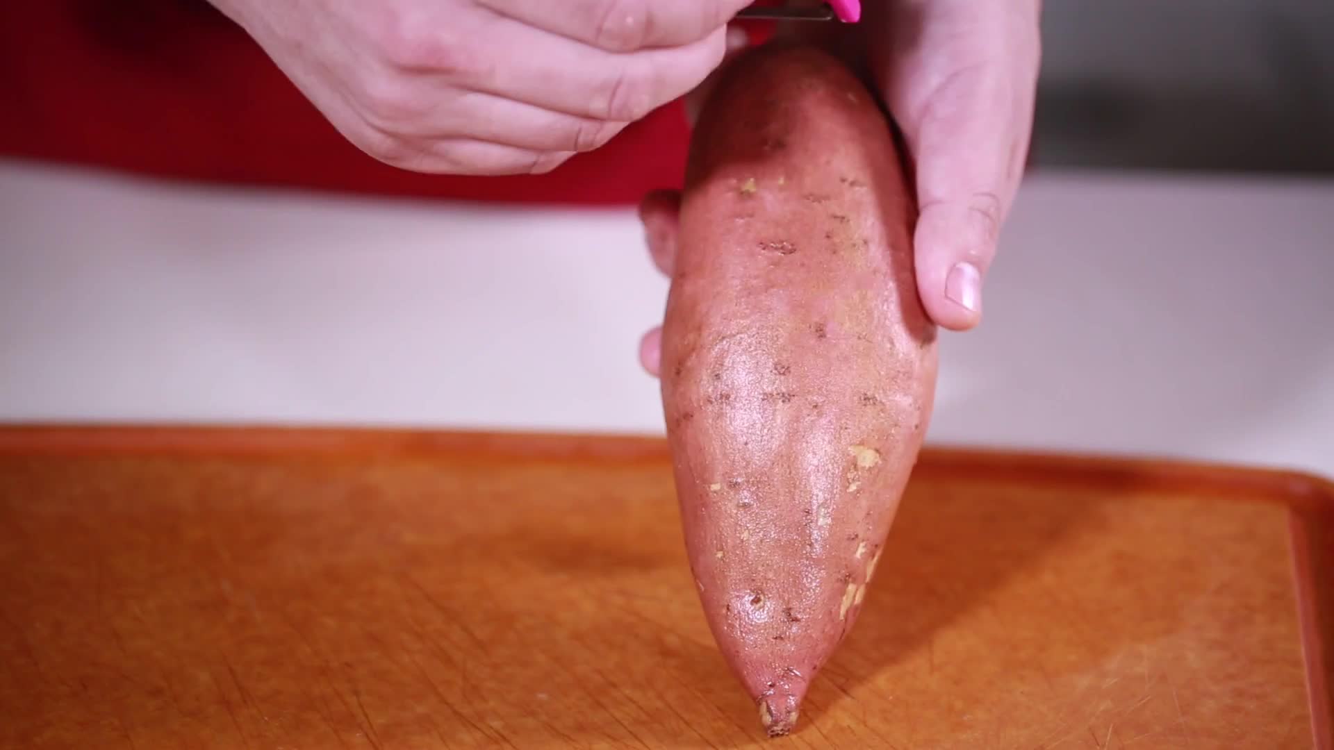 镜头合集红薯削皮裹淀粉视频的预览图